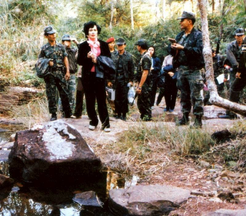  สมเด็จพระบรมราชชนนีพันปีหลวง เสด็จฯ ไปทอดพระเนตรต้นน้ำตกคำหอม ในพื้นที่อุทยานแห่งชาติภูพาน
