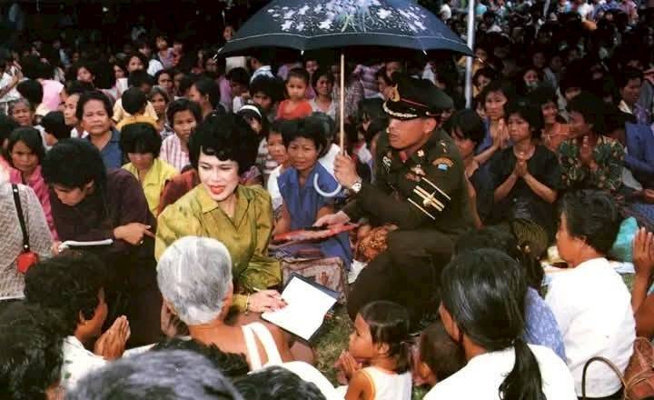 สมเด็จพระนางเจ้าสิริกิติ์ พระบรมราชินีนาถ พระบรมราชชนนีพันปีหลวง พร้อมด้วยพระบาทสมเด็จพระวชิรเกล้าเจ้าอยู่หัว เสด็จพระราชดำเนินไปทรงเยี่ยมราษฎร ณ บ้านถ้ำติ้ว ตำบลปทุมวาปี อำเภอส่องดาว