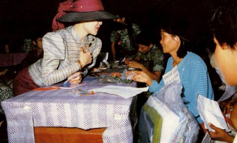  สมเด็จพระนางเจ้าสิริกิติ์ พระบรมราชินีนาถ พระบรมราชชนนีพันปีหลวง ประทับพระราชหฤทัยในความงามระยับของปีกแมลงทับที่ราษฎรนำมาทูลเกล้าฯ ถวาย