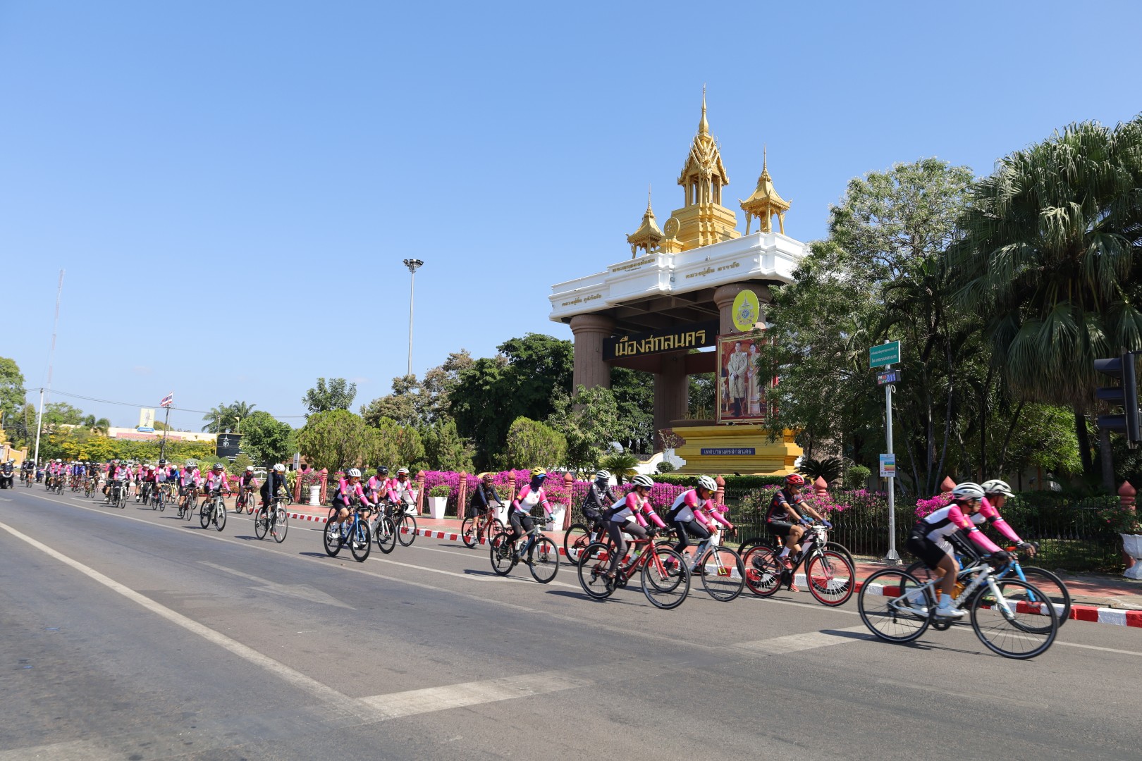 ปั่นเที่ยวสกลนคร เมืองแห่งความสุข วันที่ 2 ตามรอยเสด็จพระพันปีหลวง แปรอักษร แสดงความอาลัย ด้วยความจงรักภักดี