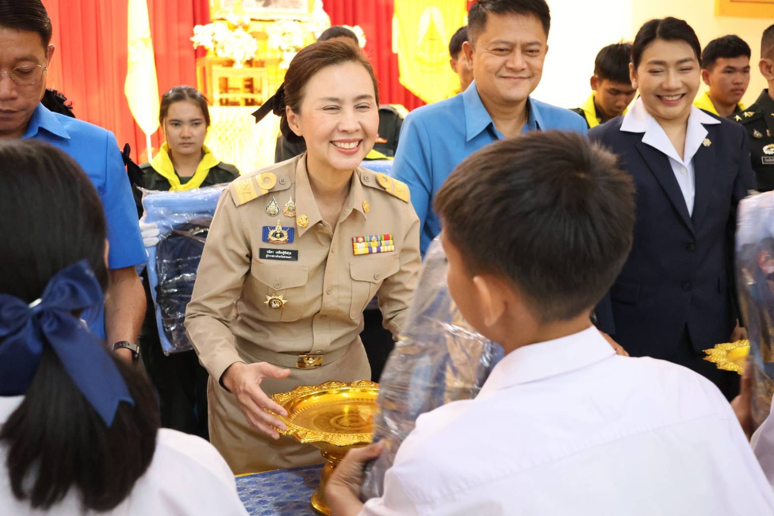 มูลนิธิราชประชานุเคราะห์ ในพระบรมราชูปถัมภ์ เชิญสิ่งของพระราชทาน ไปมอบให้กับนักเรียนโรงเรียนราชประชานุเคราะห์ 53 จังหวัดสกลนคร 