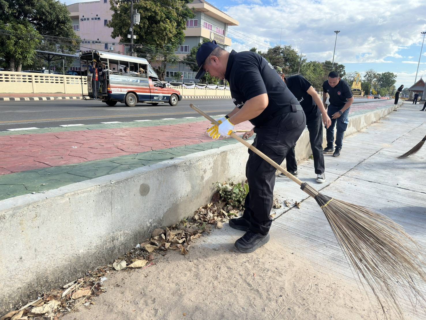 นายเอกภพ โสภณ รองผู้ว่าฯ สกลนคร นำทีมทุกภาคส่วน เปิดกิจกรรม 12.12 Big Cleaning Day ช่วงสี่แยกบ้านธาตุนาเวง–ประตูเมืองสกลนคร ยกระดับเมืองสะอาด–เขียวสดใส สู่ “เมืองแห่งความสุข” 