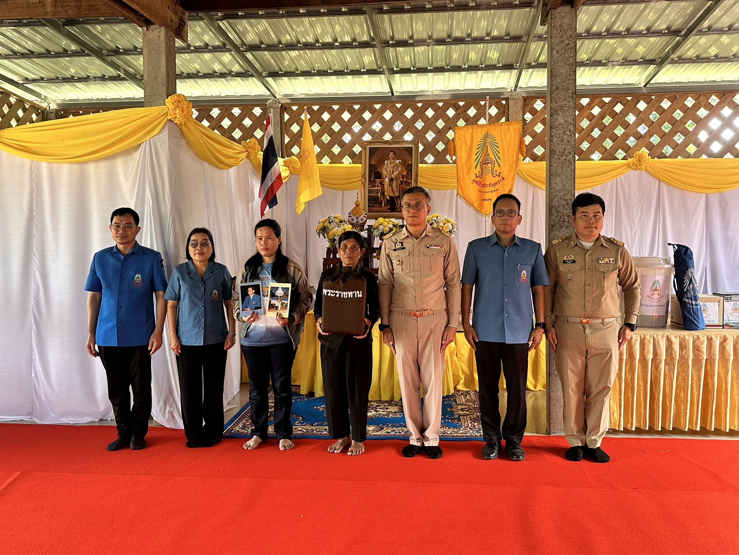 มูลนิธิราชประชานุเคราะห์ฯ เชิญสิ่งของพระราชทาน ไปมอบให้แก่ครอบครัวผู้ประสบอัคคีภัย ในพื้นที่อำเภอเต่างอย จังหวัดสกลนคร