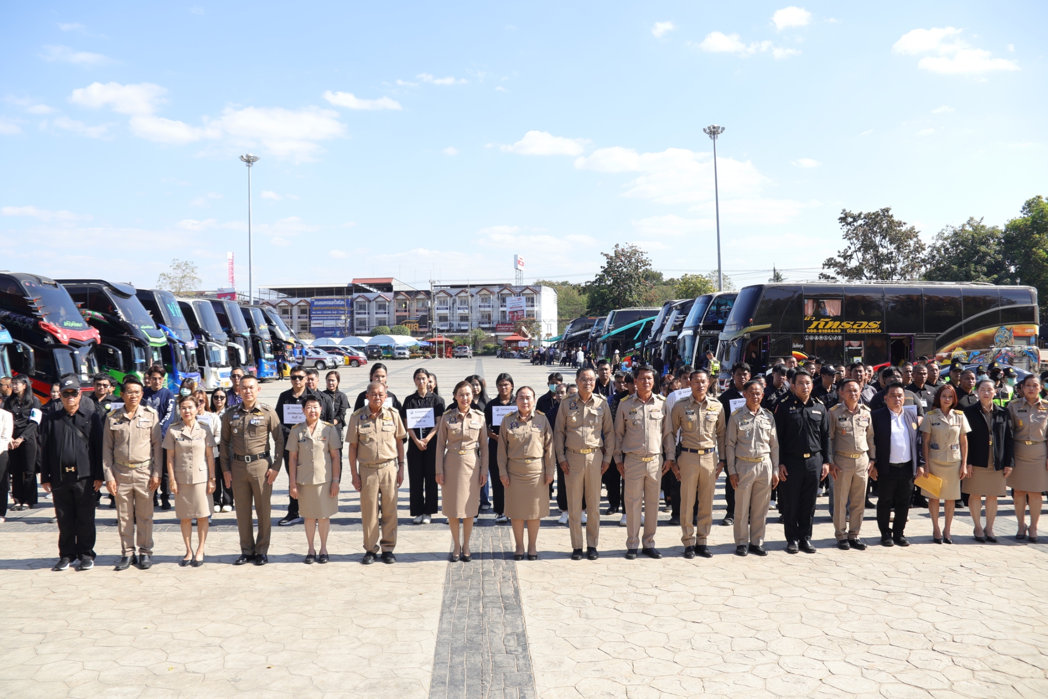 สกลนคร-ประชาชน ชุดที่ 4 เดินทางเข้าเฝ้าฯ กราบถวายบังคมพระบรมศพ สมเด็จพระบรมราชชนนีพันปีหลวง