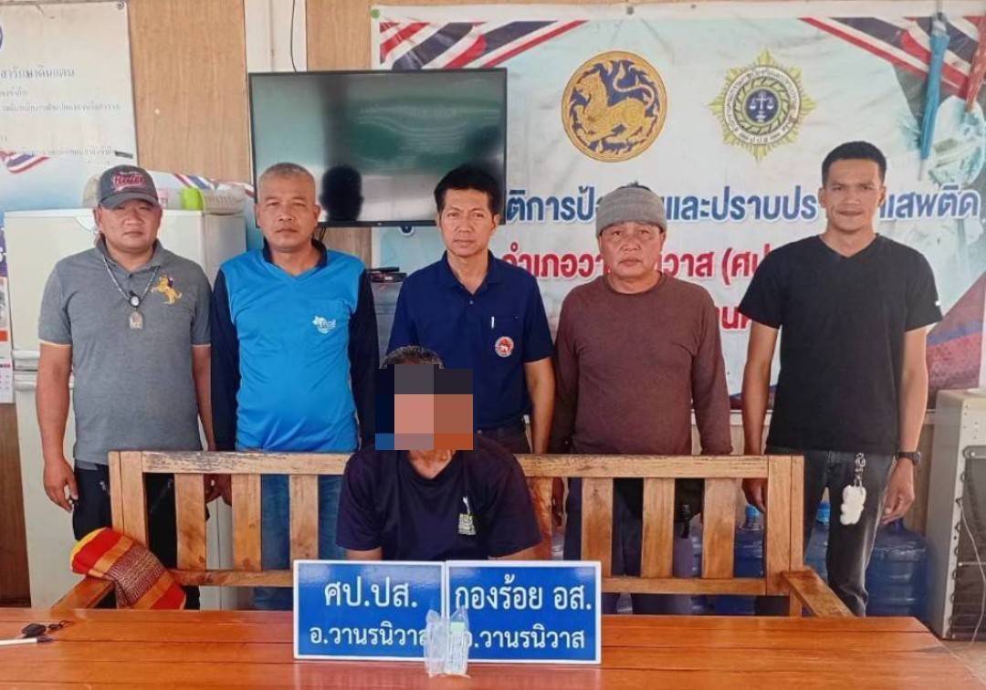 ฝ่ายปกครองอำเภอวานรนิวาส รวบหนุ่มพัวพันยาเสพติด ทั้งที่อยู่ระหว่างประกันตัว พบฉี่ม่วงขณะขับขี่รถ