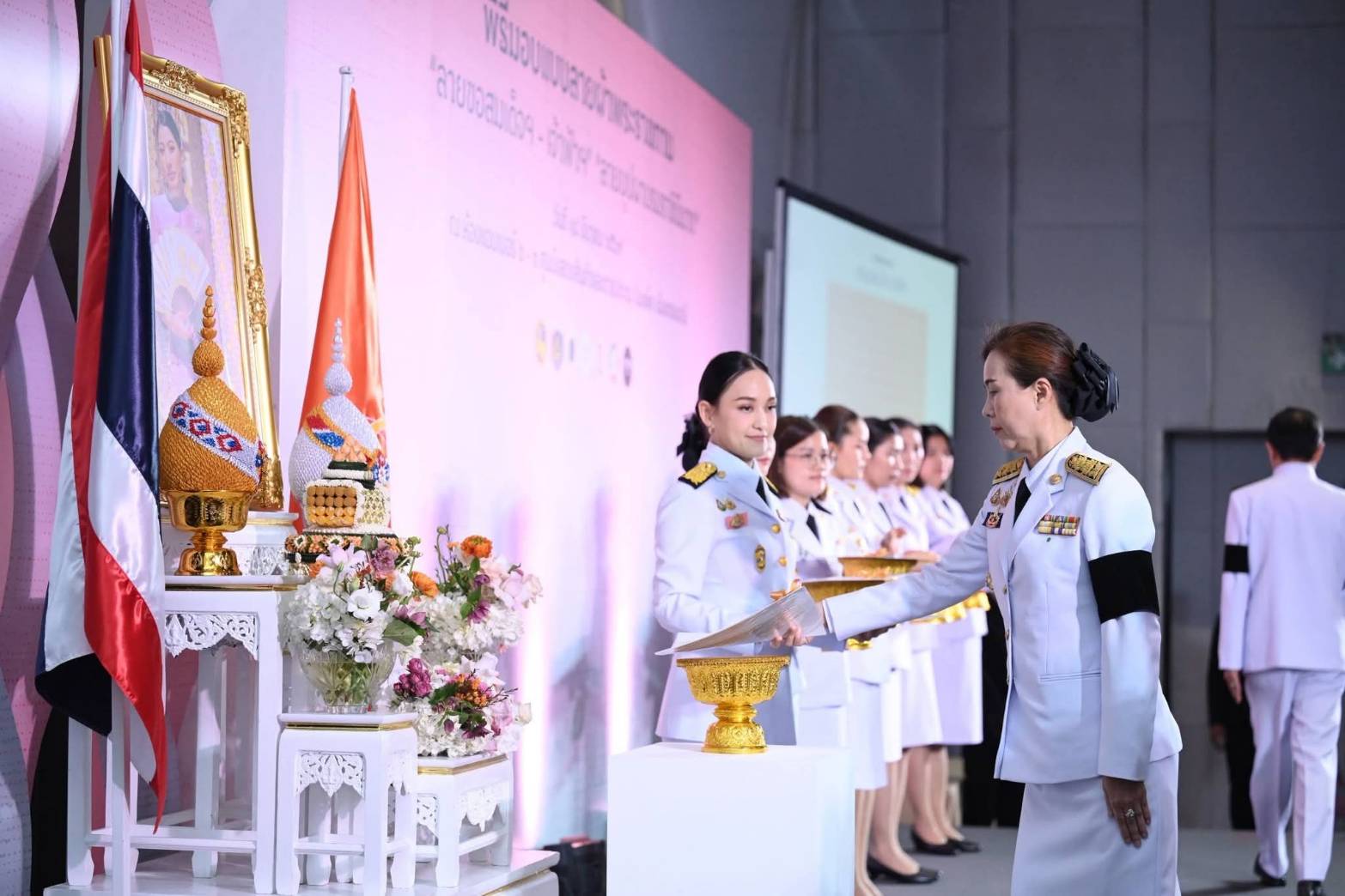 ผู้ว่าราชการจังหวัดสกลนคร เข้ารับมอบแบบลายผ้าพระราชทาน ปี 2569 "ผ้าลายขอสมเด็จฯ-เจ้าฟ้าฯ"