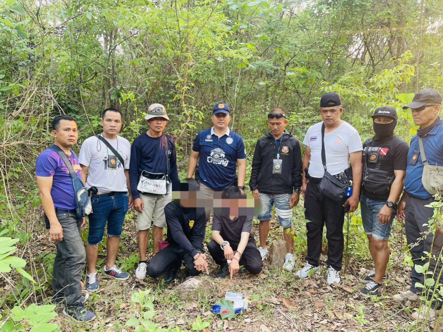 บุกรวบกลางป่า อำเภอเมืองสกลนคร สนธิกำลังปกครอง-ทหาร สืบสวน ขยายผลจับกุม 2 ผู้ค้า ยึดยาบ้า 454 เม็ด หลังพลเมืองดีแจ้งเบาะแสผ่านเพจผู้ว่าฯ