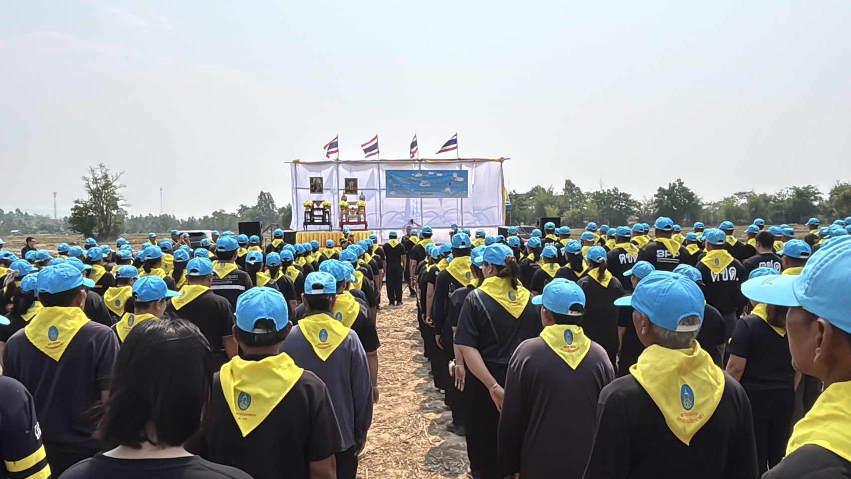 สกลนคร จัดกิจกรรมจิตอาสาภัยพิบัติ เนื่องในวันจักรี บูรณาการพัฒนาแหล่งน้ำกุดน้ำข้าว หมู่ที่ 13 ตำบลนาม่อง อำเภอกุดบาก จังหวัดสกลนคร  น้อมรำลึกในพระมหากรุณาธิคุณ