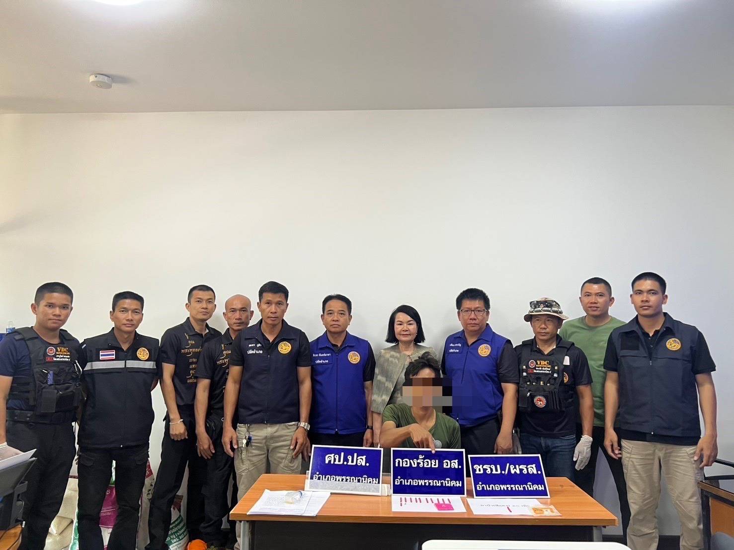 ปกครอง - ตำรวจ อำเภอพรรณานิคม ปราบปรามยาเสพติด หลังได้รับแจ้งเบาะแสผ่านเพจผู้ว่าฯ สกลนคร จับผู้ต้องหา 3 รายยึดยาบ้า 135 เม็ด