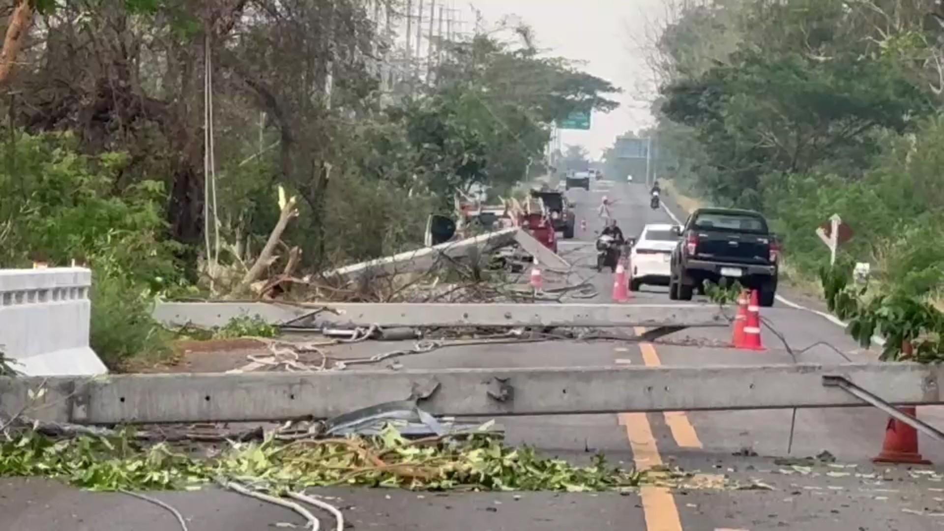 พายุฤดูร้อนถล่มอำเภอกุสุมาลย์ จังหวัดสกลนคร บ้านเรือนเสียหายกว่า 50 หลังคาเรือน เสาไฟฟ้าโค่นล้มหลายจุด