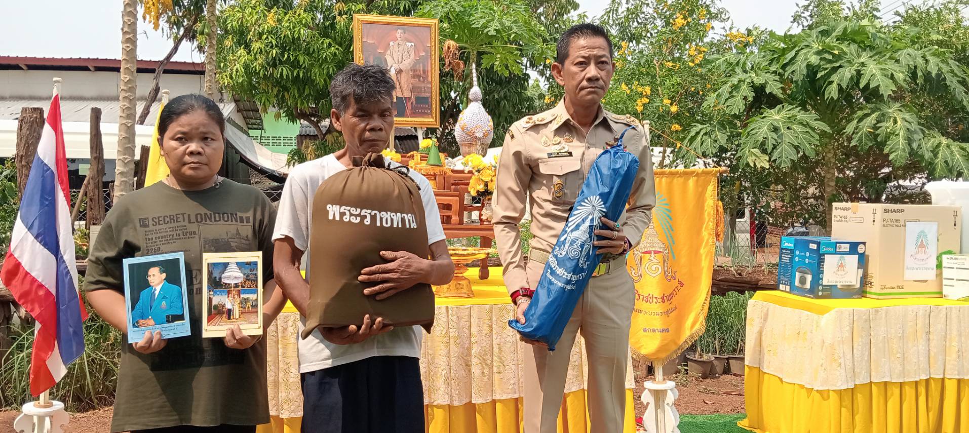 มูลนิธิราชประชานุเคราะห์ฯ เชิญสิ่งของพระราชทาน ไปมอบแก่ครอบครัวผู้ประสบอัคคีภัย ในพื้นที่อำเภอกุสุมาลย์ &nbsp;จังหวัดสกลนคร