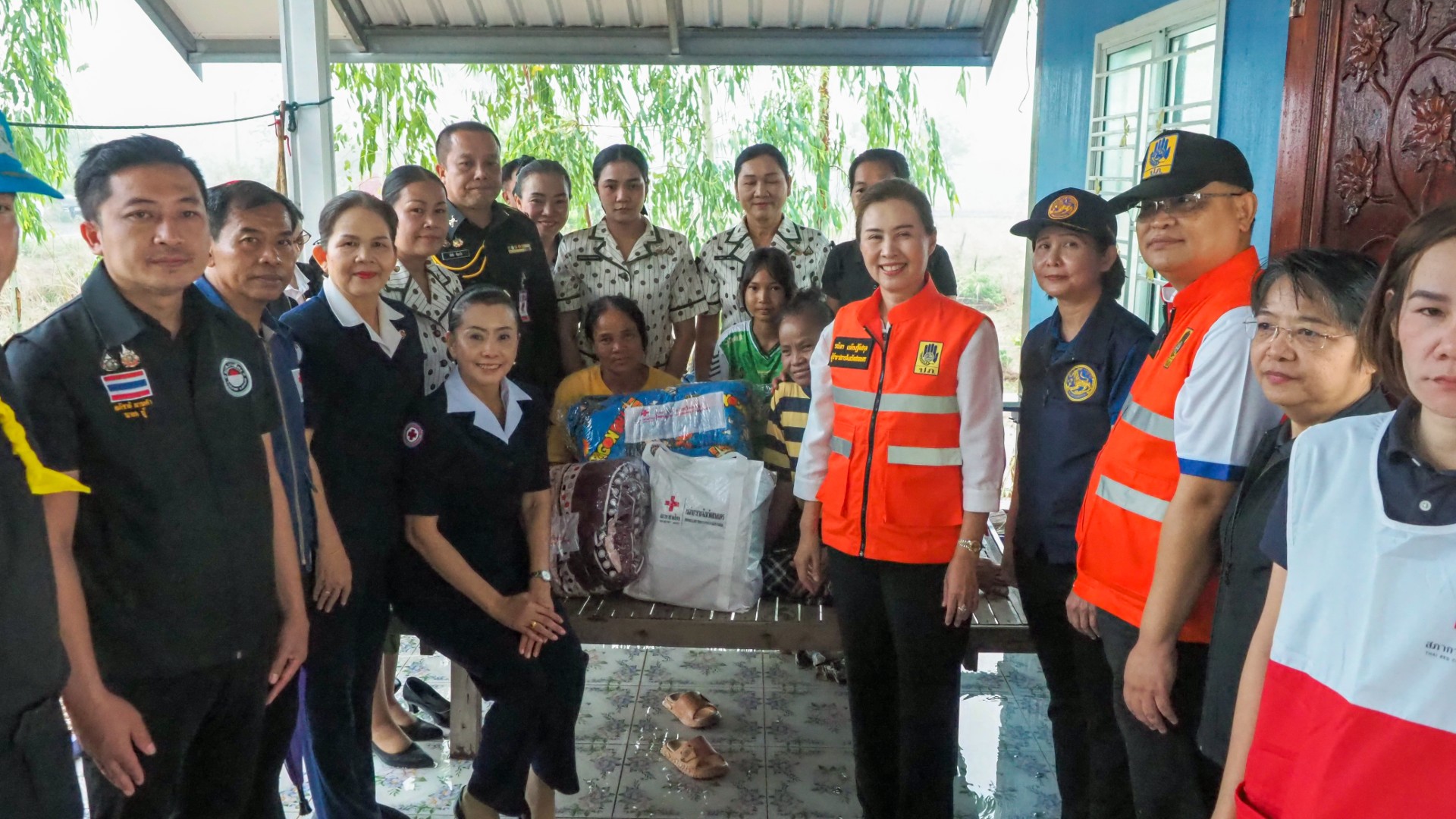 ผู้ว่าฯ รณิดา ลงพื้นที่ให้กำลังใจผู้ประสบภัยพายุฤดูร้อน ที่อำเภอกุสุมาลย์ จังหวัดสกลนคร