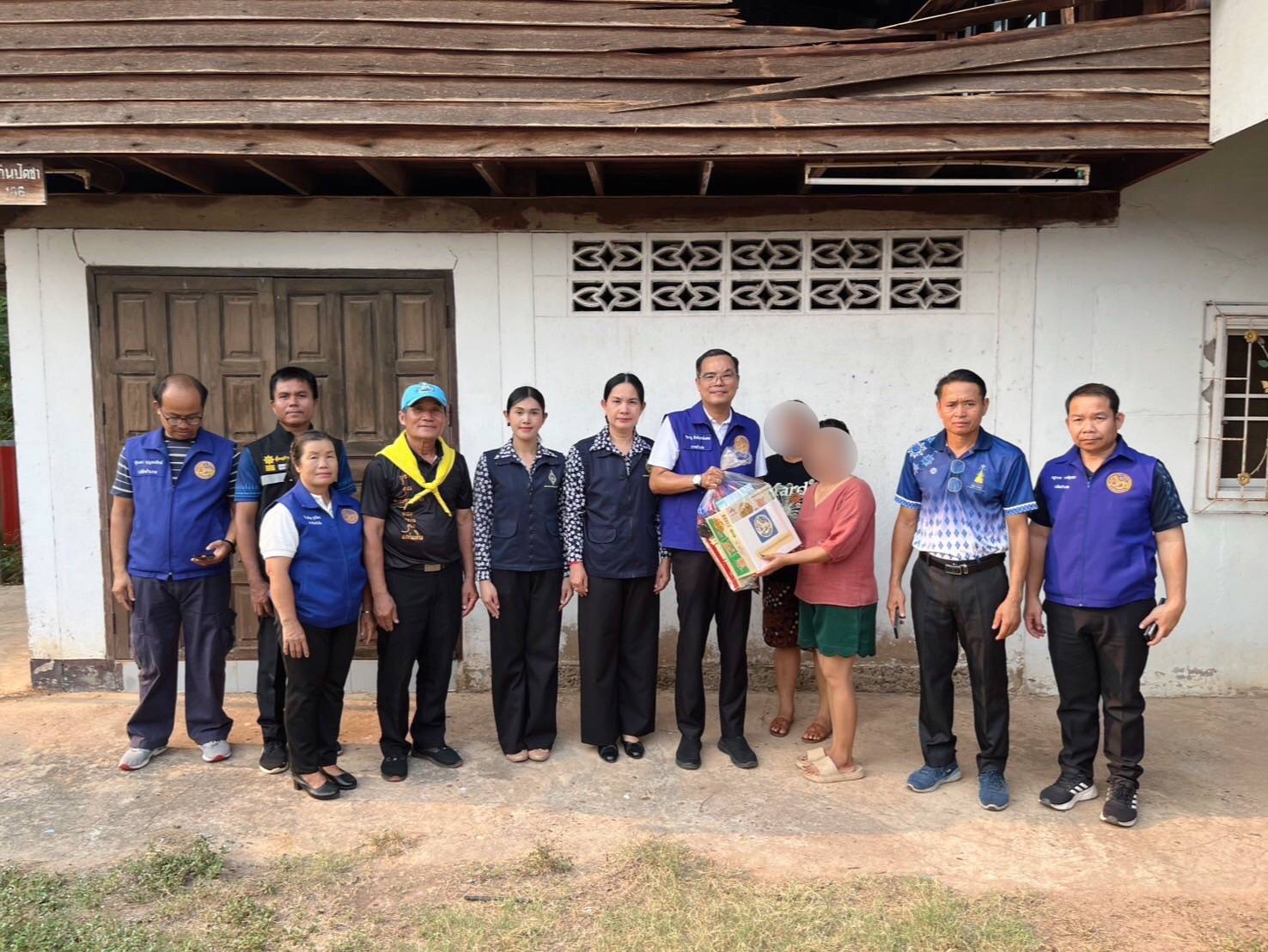 นายอำเภอเมืองสกลนคร สมาชิกแม่บ้านมหาดไทย  ลงพื้นที่เหล่าปอแดง ให้กำลังใจ-มอบถุงยังชีพผู้ประสบวาตภัย 