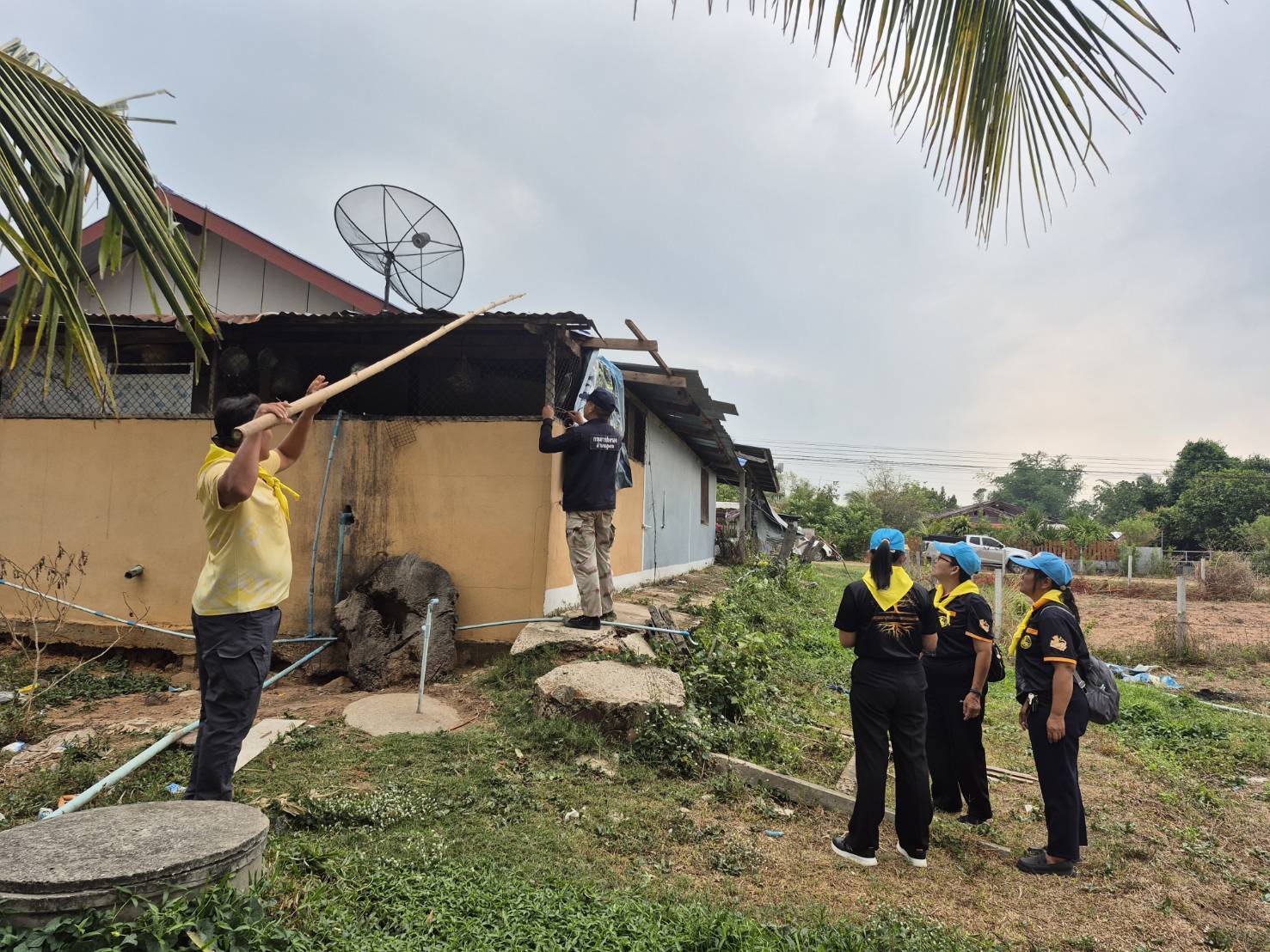 อำเภอภูพาน เร่งซ่อมแซมบ้านเรือนที่ได้รับความเสียหาย จากเหตุวาตภัย