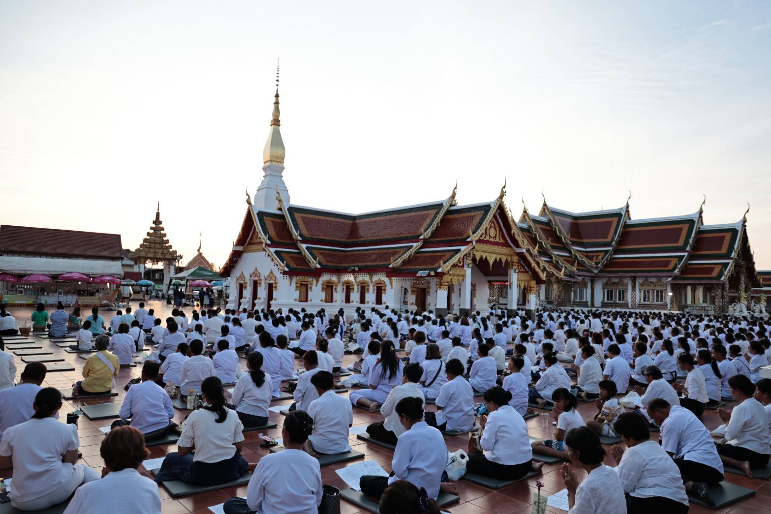 พุทธศาสนิกชนจังหวัดสกลนคร ร่วมสวดมนต์ทำวัตรเย็น และเวียนเทียน ในวันธรรมสวนะ ขึ้น 15 ค่ำ เดือน 6 