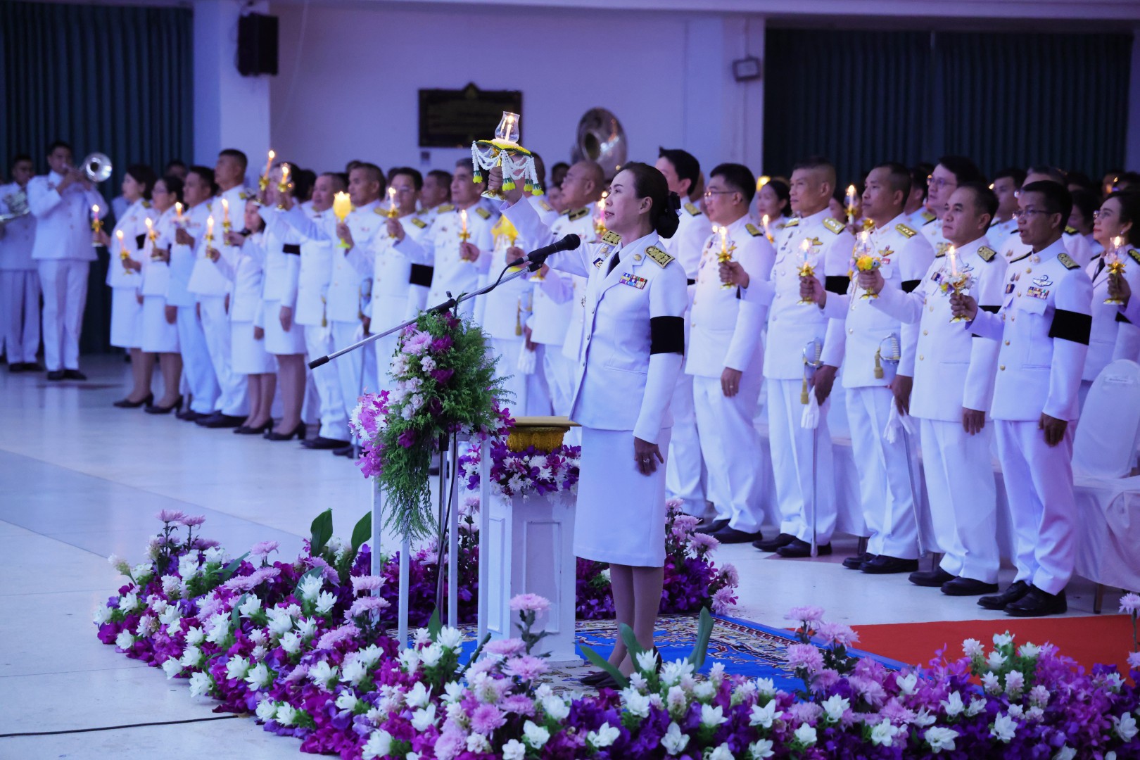 พสกนิกรจังหวัดสกลนคร จุดเทียนถวายพระพรชัยมงคล เนื่องในโอกาสพระราชพิธีมหามงคลเฉลิมพระชนมพรรษา 4 รอบ &nbsp; พระบรมราชินี&nbsp;