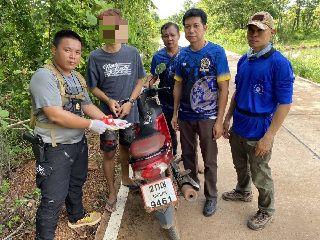 ฝ่ายความมั่นคงอำเภอวานรนิวาส บุกทลายแหล่งมั่วสุม รวบผู้เสพ ขยายผลจับกุมพ่อค้ายาบ้าในพื้นที่ พร้อมของกลางยาบ้ากว่า 100 เม็ด