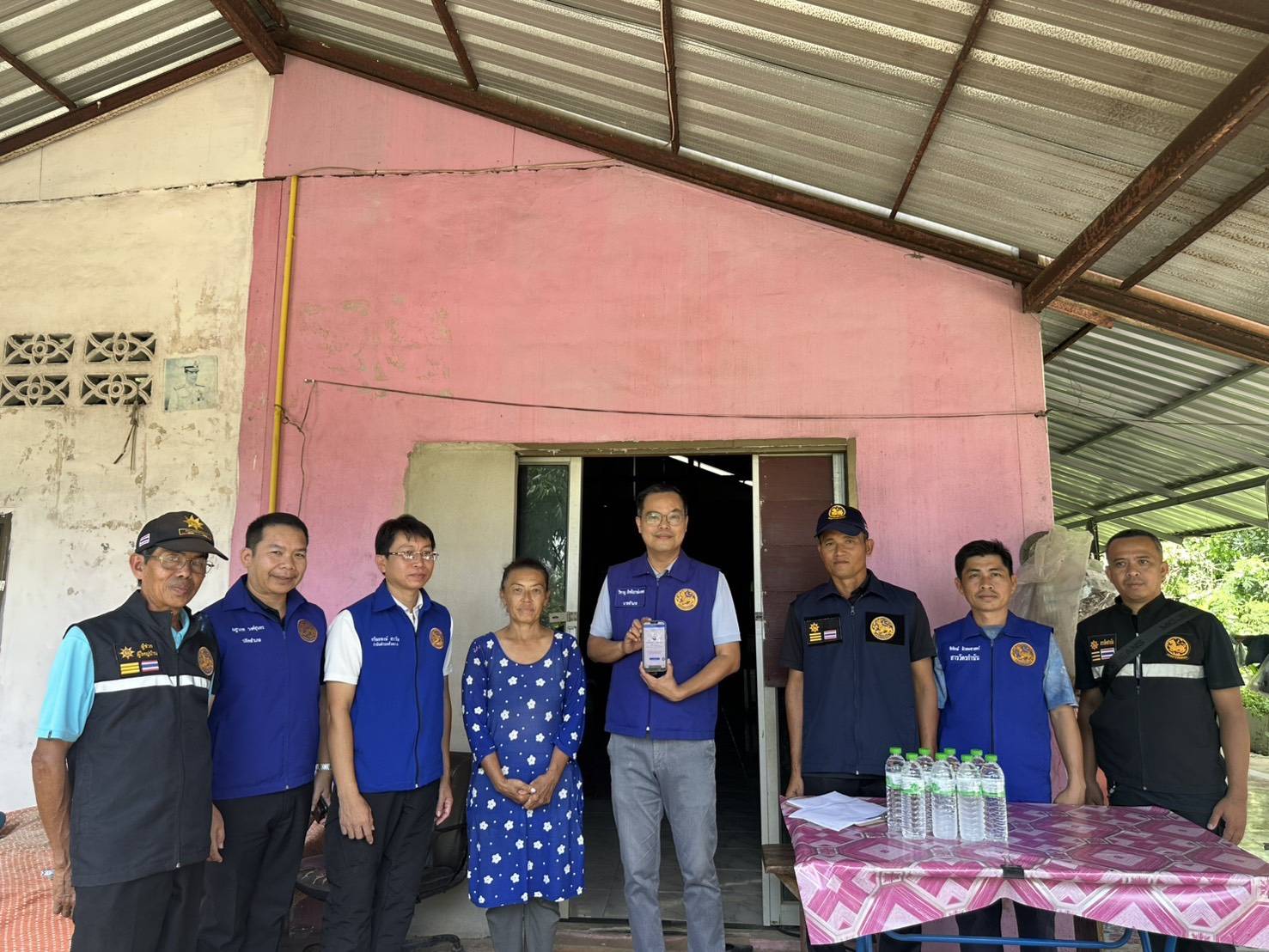 นายอำเภอเมืองสกลนคร นำทีมลงพื้นที่ &ldquo;เคาะประตูบ้าน&rdquo; อำนวยความสะดวก ลงทะเบียนบัตรสวัสดิการแห่งรัฐ ปี 2569 