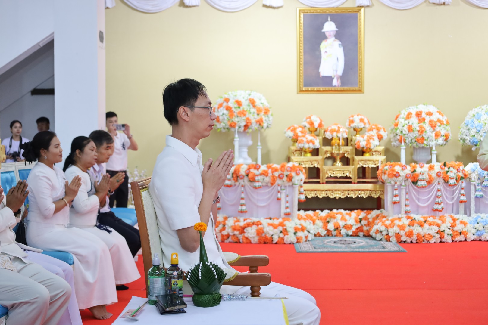 พุทธศาสนิกชนจังหวัดสกลนคร ร่วมสวดมนต์ทำวัตรเย็นในวันพระ อุทิศถวายเป็นพระราชกุศล และ พระกุศล&nbsp;