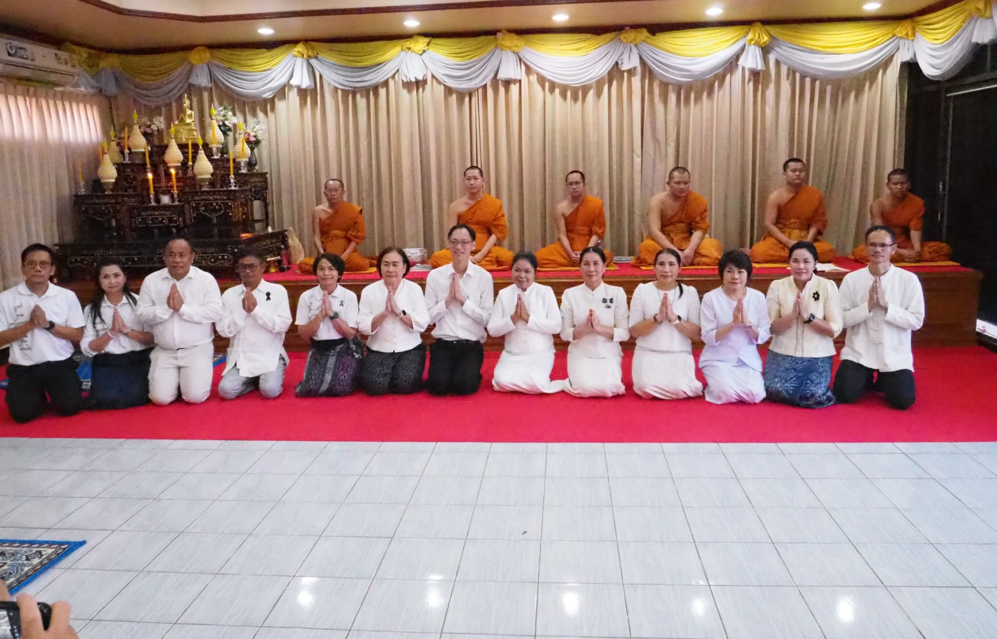รองผู้ว่าฯ สกลนคร นำส่วนราชการ ร่วมสวดมนต์ทำวัตรเย็น เจริญจิตภาวนา ในวันพระ แรม 15 ค่ำ เดือน 8 