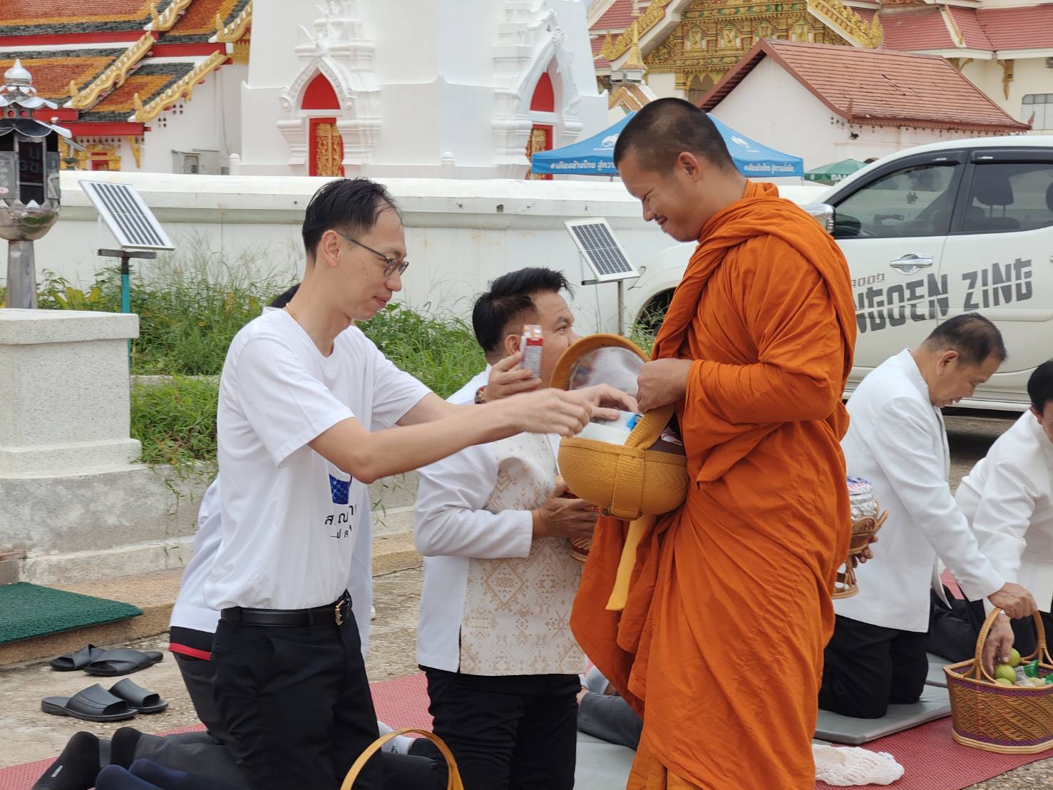 พุทธศาสนิกชนชาวสกลนคร ร่วมทำบุญตักบาตรเนื่องในวันพระ แรม 15 ค่ำ เดือน 8