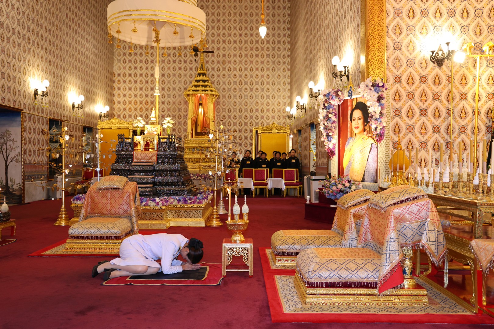 จังหวัดสกลนคร ได้รับพระราชทานพระบรมราชานุญาตเป็นเจ้าภาพในพิธีบำเพ็ญกุศลพระพิธีธรรมสวดพระอภิธรรมพระบรมศพ พระพันปีหลวง ณ พระที่นั่งดุสิตมหาปราสาท ในพระบรมมหาราชวัง 