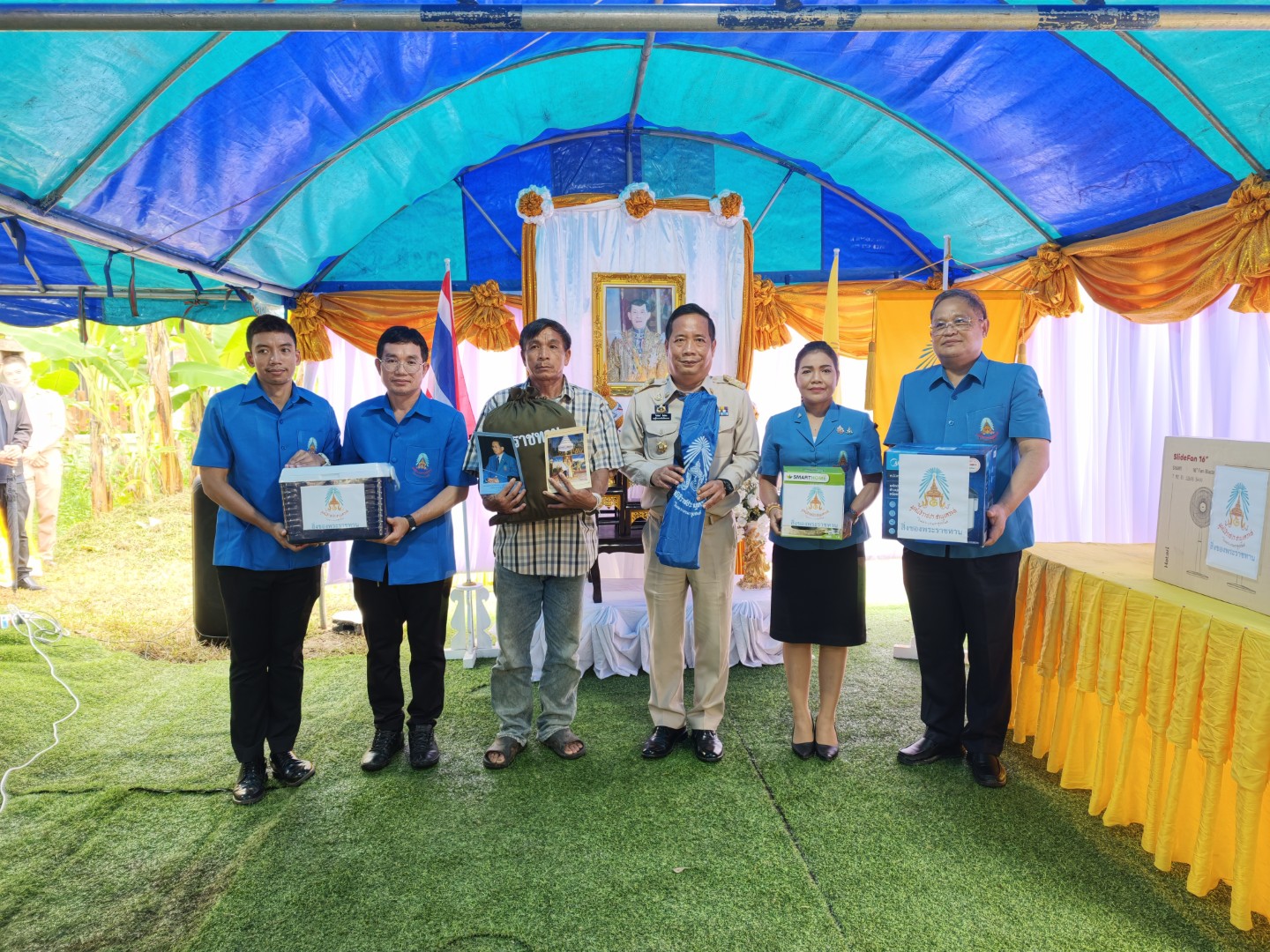 มูลนิธิราชประชานุเคราะห์ฯ เชิญสิ่งของพระราชทาน ไปมอบแก่ครอบครัวผู้ประสบอัคคีภัย ในพื้นที่อำเภออากาศอำนวย จังหวัดสกลนคร