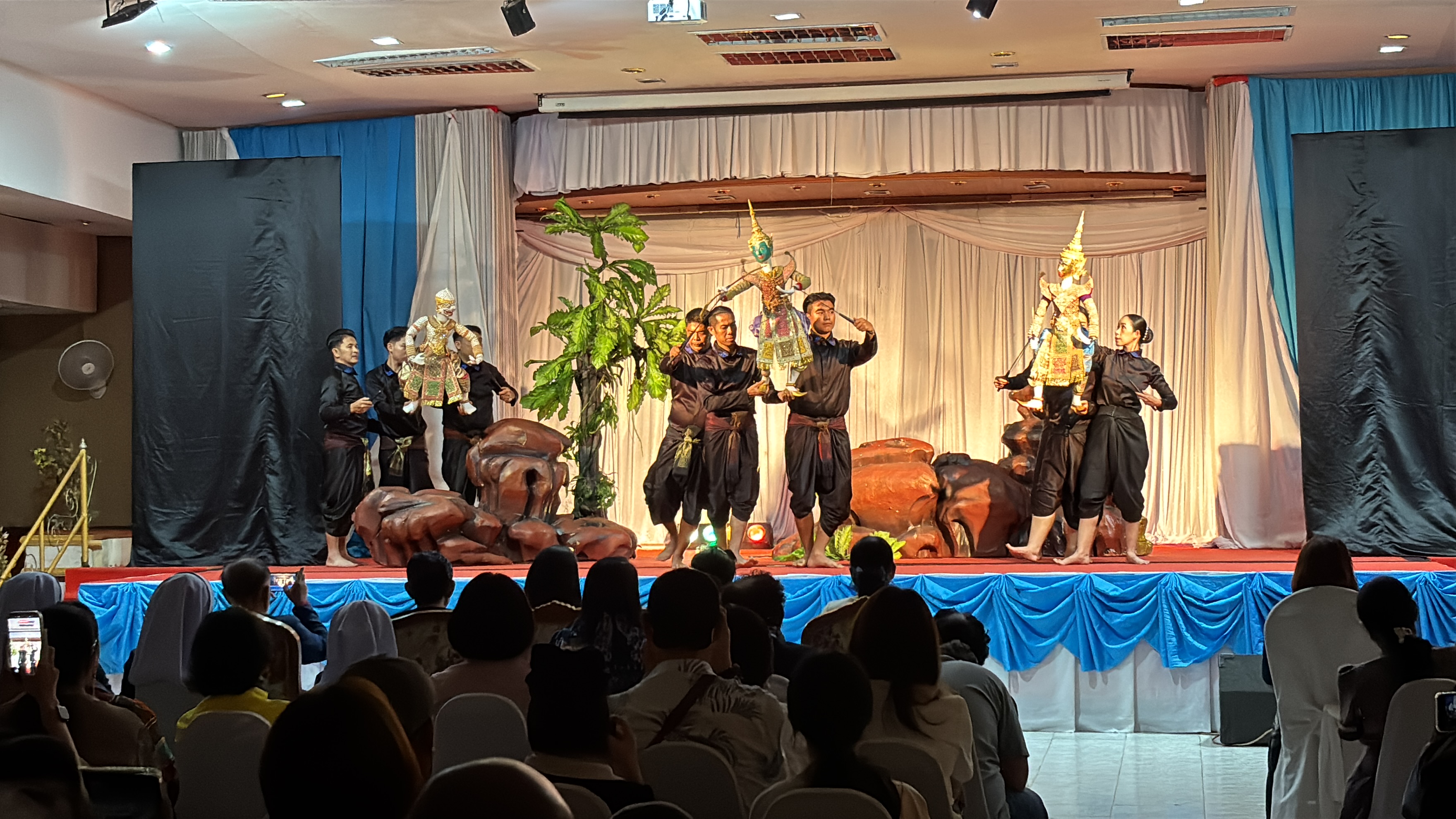 สภาวัฒนธรรมจังหวัดสกลนคร ร่วมสืบสานศิลปวัฒนธรรมไทย จัดการแสดงหุ่นละครเล็ก &ldquo;โจหลุยส์&rdquo;  ชุด &ldquo;กำเนิดหนุมาน&rdquo; ถ่ายทอดตำนานรามเกียรติ์สู่ผู้ชม