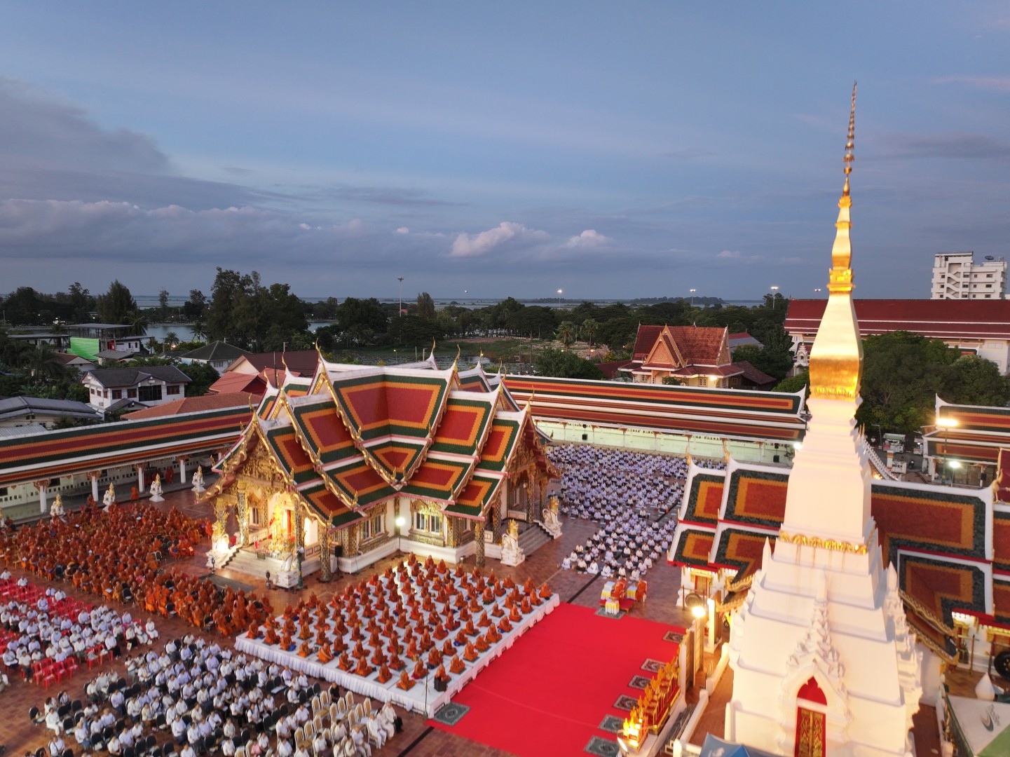 พุทธศาสนิกชนชาวสกลนครและจาก สปป.ลาว ร่วมสวดมนต์ทำวัตรเย็น เนื่องในวันธรรมสวนะ ขึ้น 15 ค่ำ เดือน 9 น้อมสำนึกในพระมหากรุณาธิคุณและพระกรุณาธิคุณ เสริมสิริมงคลแก่ชีวิต