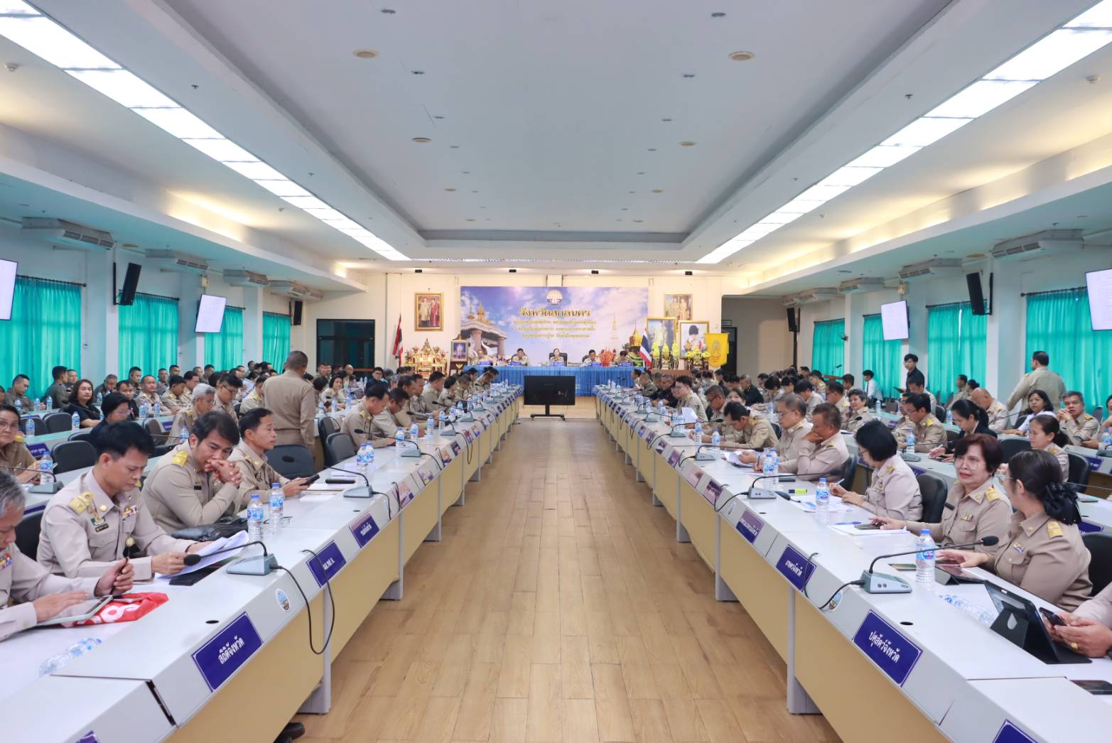 สกลนคร - ประชุมคณะกรมการจังหวัดและหัวหน้าส่วนราชการฯ ชี้แจงนโยบายเร่งด่วนของรัฐบาล ติดตามผลการดำเนินงานตามแผนพัฒนาจังหวัด และบูรณาการการทำงานร่วมกันระหว่างภาครัฐ ภาคเอกชนในพื้นที่