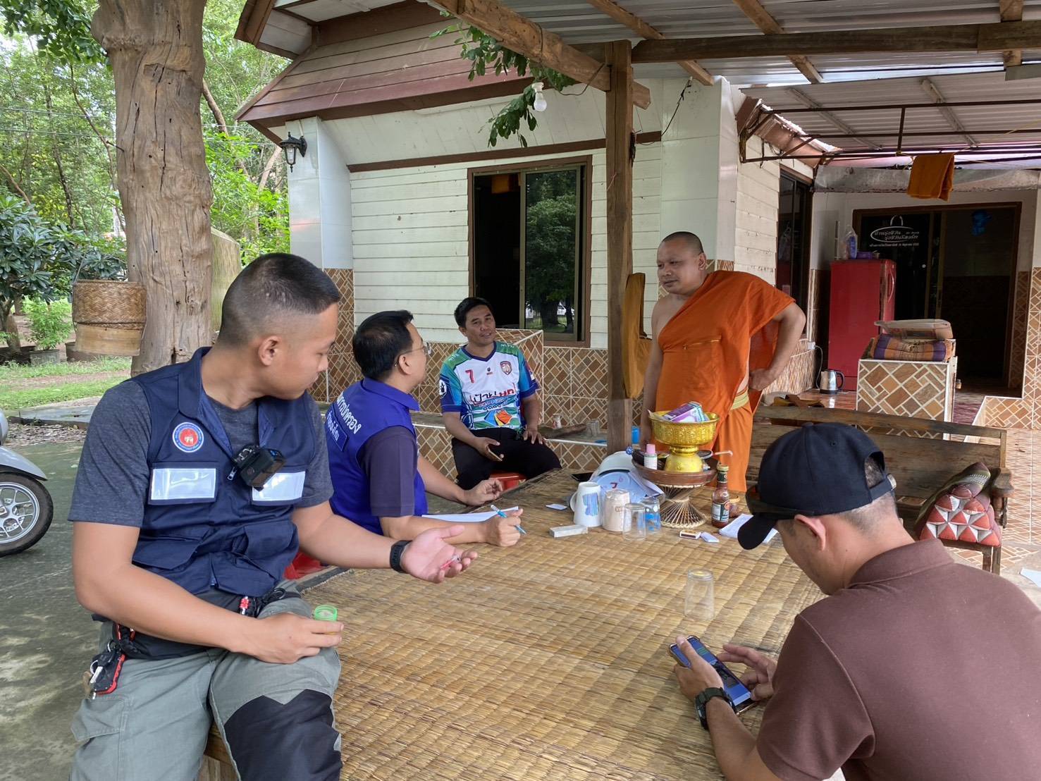 พระบิณฑบาต เจอยาบ้าตกริมถนน มาในรูปแบบตะกรุดของขลัง ปกครองอำเภอพังโคน รุดตรวจสอบ เร่งล่าตัวผู้ต้องสงสัย