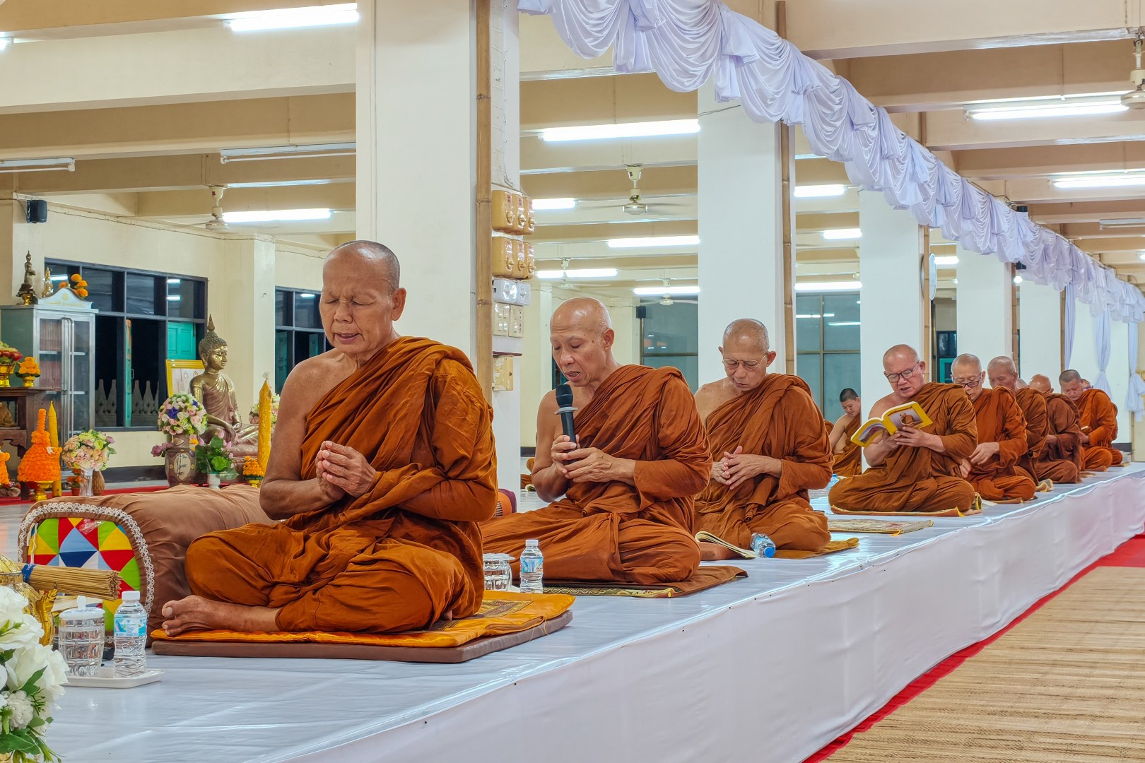 สกลนครจัดกิจกรรมเข้าวัดปฏิบัติธรรม สวดมนต์ ทำวัตรเย็น และเจริญจิตตภาวนา เนื่องในวันพระ แรม 8 ค่ำ เดือน 9
