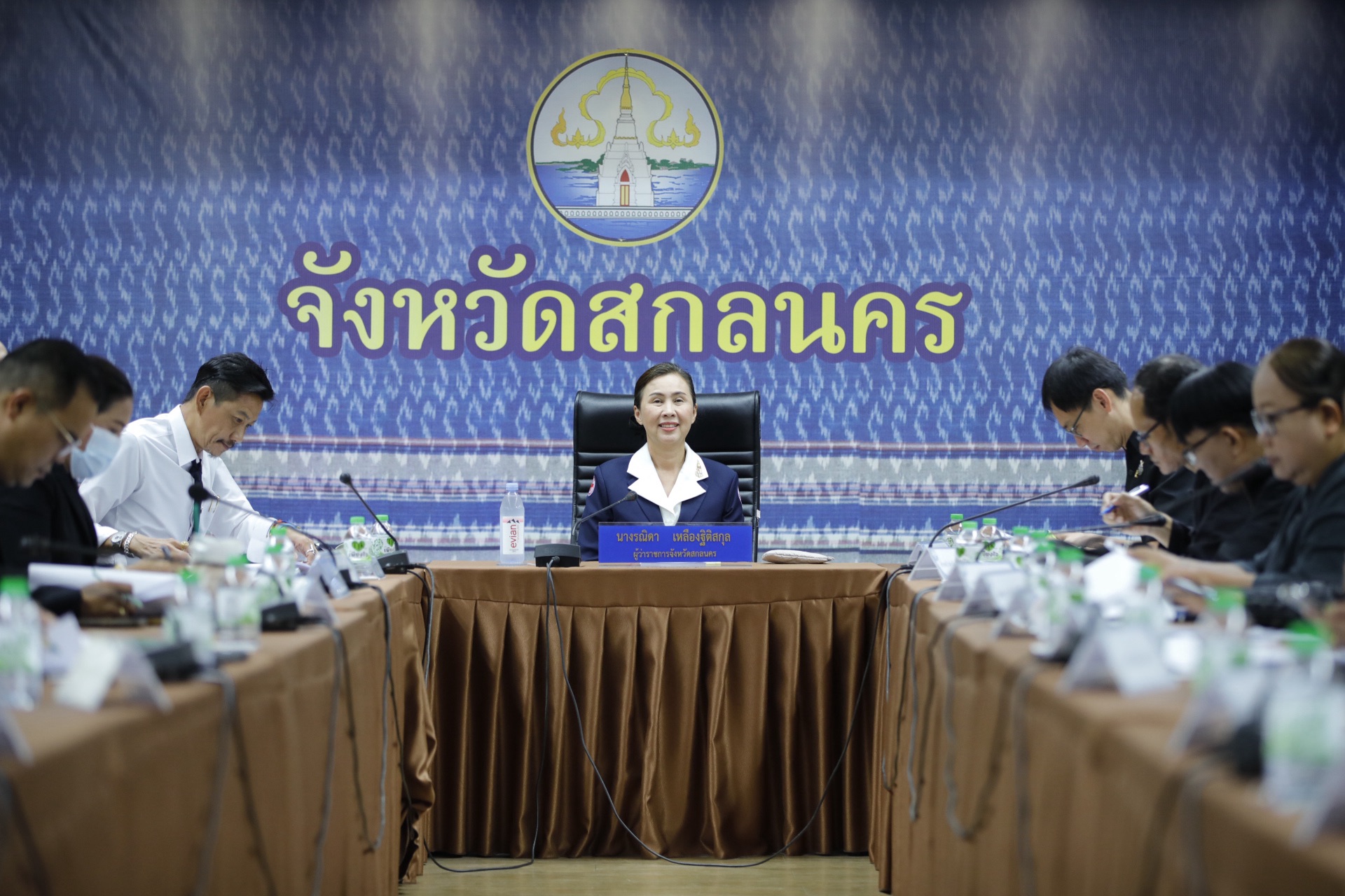 ผู้ว่าฯ สกลนคร นำหัวหน้าส่วนราชการร่วมประชุมซักซ้อมแนวทางปฏิบัติ เตรียมความพร้อมจัดพิธีถวายดอกไม้จันทน์สำหรับประชาชนในส่วนภูมิภาค ในงานพระราชพิธีถวายพระเพลิงพระบรมศพ สมเด็จพระนางเจ้าสิริกิติ์ พระบรมราชินีนาถ พระบรมราชชนนีพันปีหลวง ผ่านระบบ VCS กระทรวงมหาดไทย