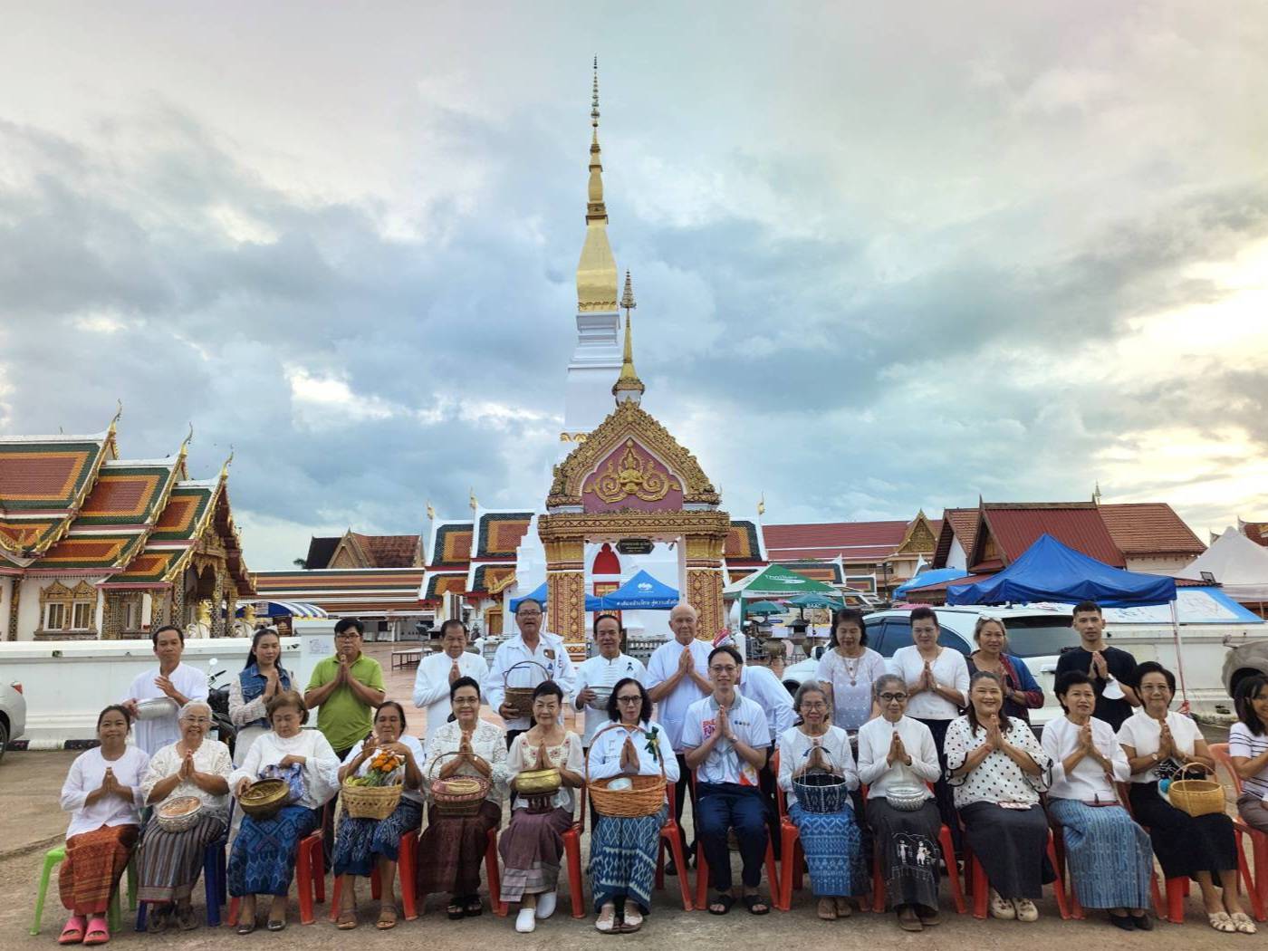 พุทธศาสนิกชนชาวสกลนคร ทำบุญตักบาตร ในวันพระ ขึ้น 15 ค่ำ เดือน 10 บุญข้าวสาก
