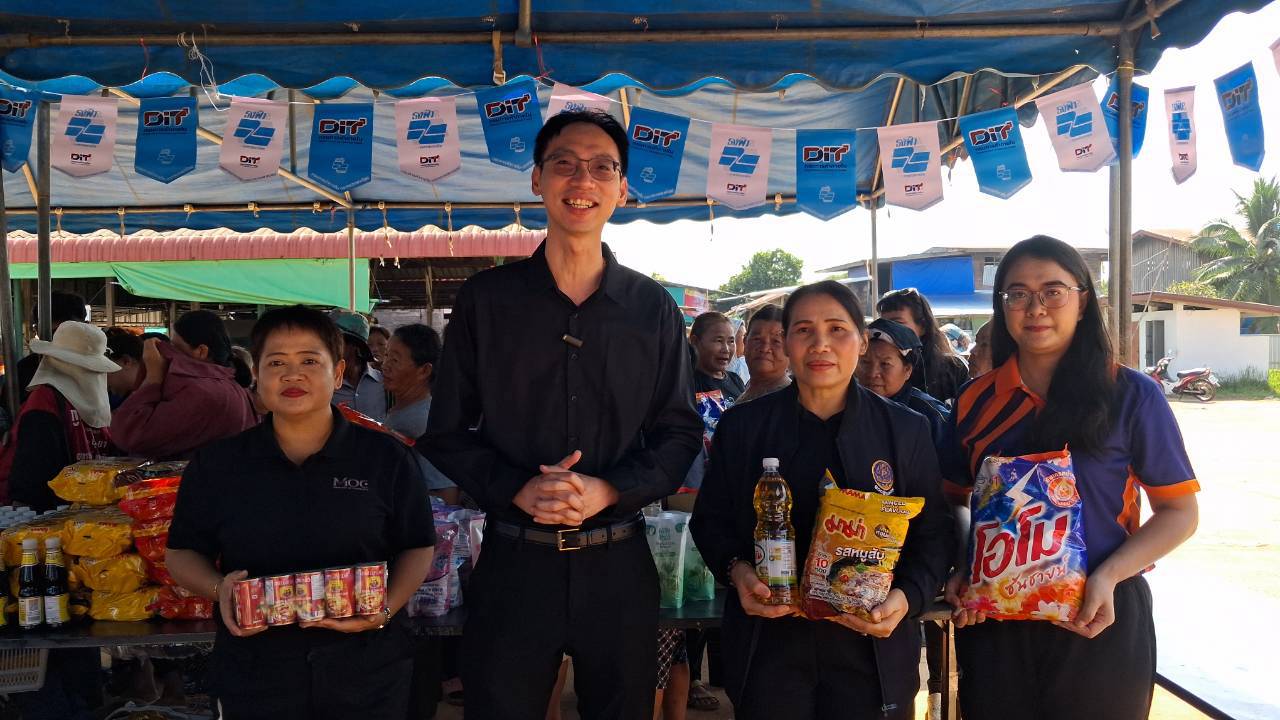 จังหวัดสกลนครเดินหน้าช่วยลดภาระค่าครองชีพประชาชน เปิดโครงการ &ldquo;ไทยช่วยไทย ลดค่าครองชีพ&rdquo; ประจำปีงบประมาณ พ.ศ. 2570 ณ บริเวณตลาดสดบ้านโพนงาม ตำบลนาม่อง อำเภอกุดบาก นำสินค้าอุปโภคบริโภคที่จำเป็นมาจำหน่ายในราคาประหยัด ลดสูงสุด 40% พร้อมกำหนดจุดจำหน่ายหมุนเวียน 12 แห่ง ครอบคลุมหลายพื้นที่ของจังหวัด