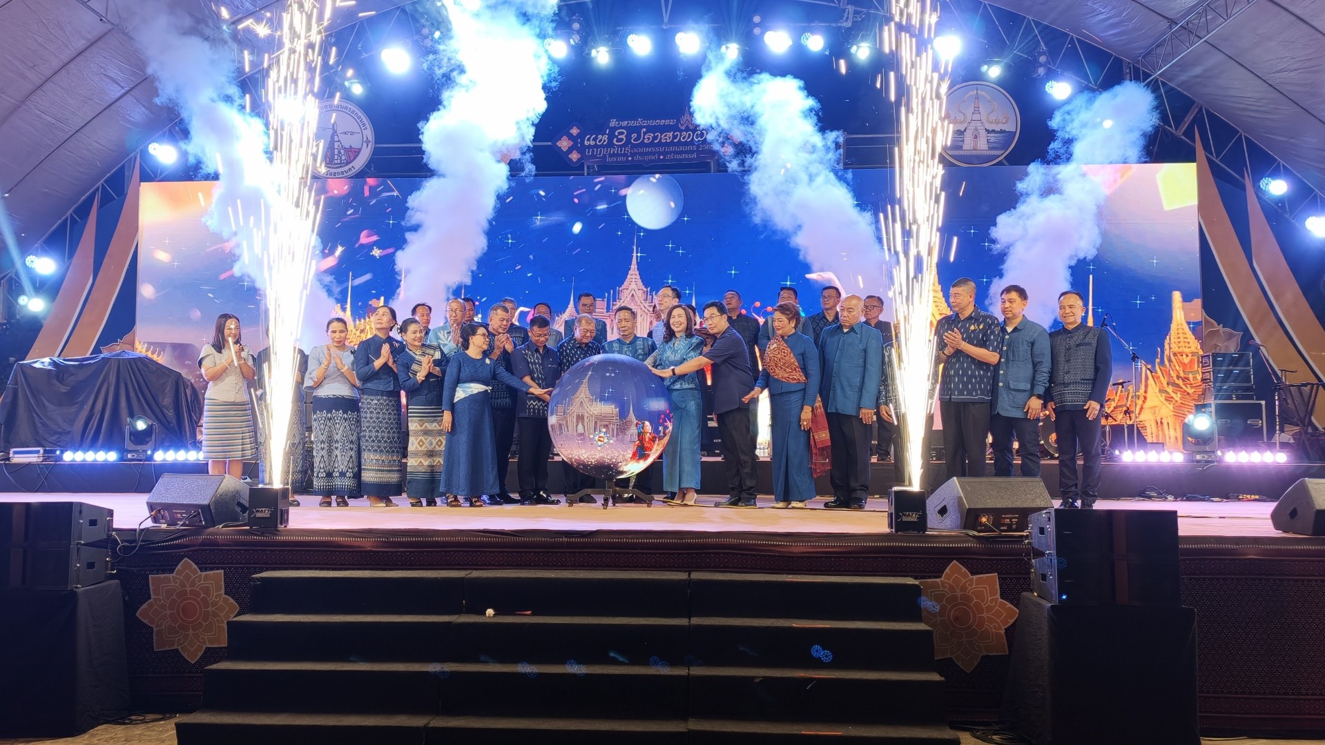 สกลนครเปิดงานประเพณีแห่ปราสาทผึ้งและแข่งขันเรือยาวชิงถ้วยพระราชทาน ประจำปี 2569 ยิ่งใหญ่ ตระการตา โดรนแปรอักษร 300 ลำ พร้อมคอนเสิร์ตศิลปินดังตลอด 5 คืน