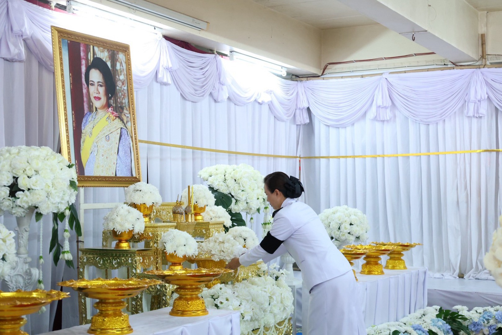 จังหวัดสกลนคร ประกอบพิธีบำเพ็ญกุศลอุทิศถวาย ถวายดอกไม้จันทน์ และตักบาตรถวายพระราชกุศล เนื่องในวันคล้ายวันสวรรคต สมเด็จพระนางเจ้าสิริกิติ์ พระบรมราชินีนาถ พระบรมราชชนนีพันปีหลวง