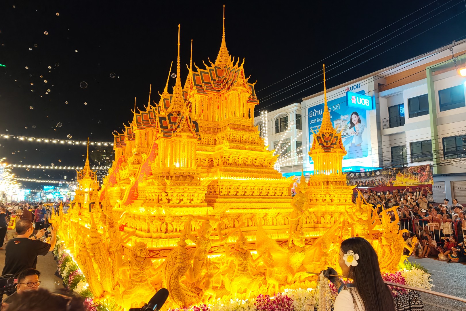 จังหวัดสกลนครจัดงานประเพณีแห่ปราสาทผึ้งและแข่งขันเรือยาวชิงถ้วยพระราชทานฯ ประจำปี 2569 อย่างยิ่งใหญ่ตระการตากับขบวนแห่ 7 ชุด นักท่องเที่ยวแห่ชมเนืองแน่น