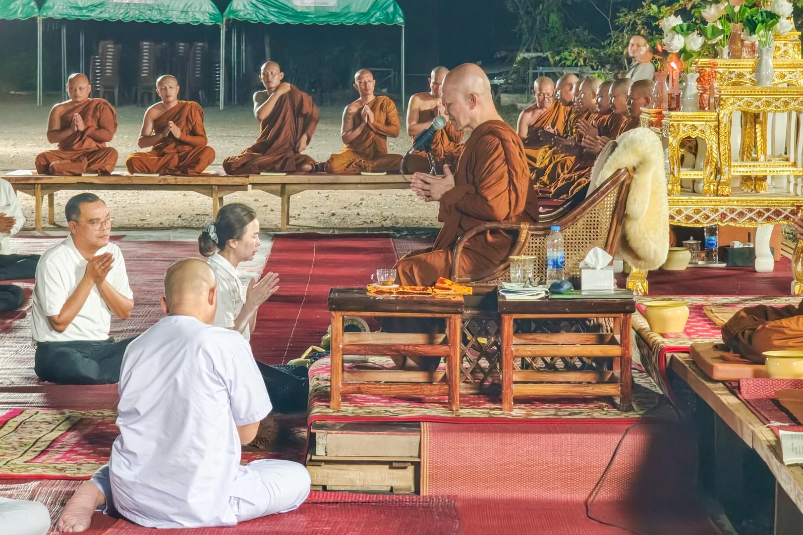 ผู้ว่าฯ สกลนคร นำข้าราชการ ทหารและประชาชนร่วมปฏิบัติธรรมวันออกพรรษา ณ วัดป่านาคนิมิตต์ น้อมนำหลักธรรมสู่การดำเนินชีวิต