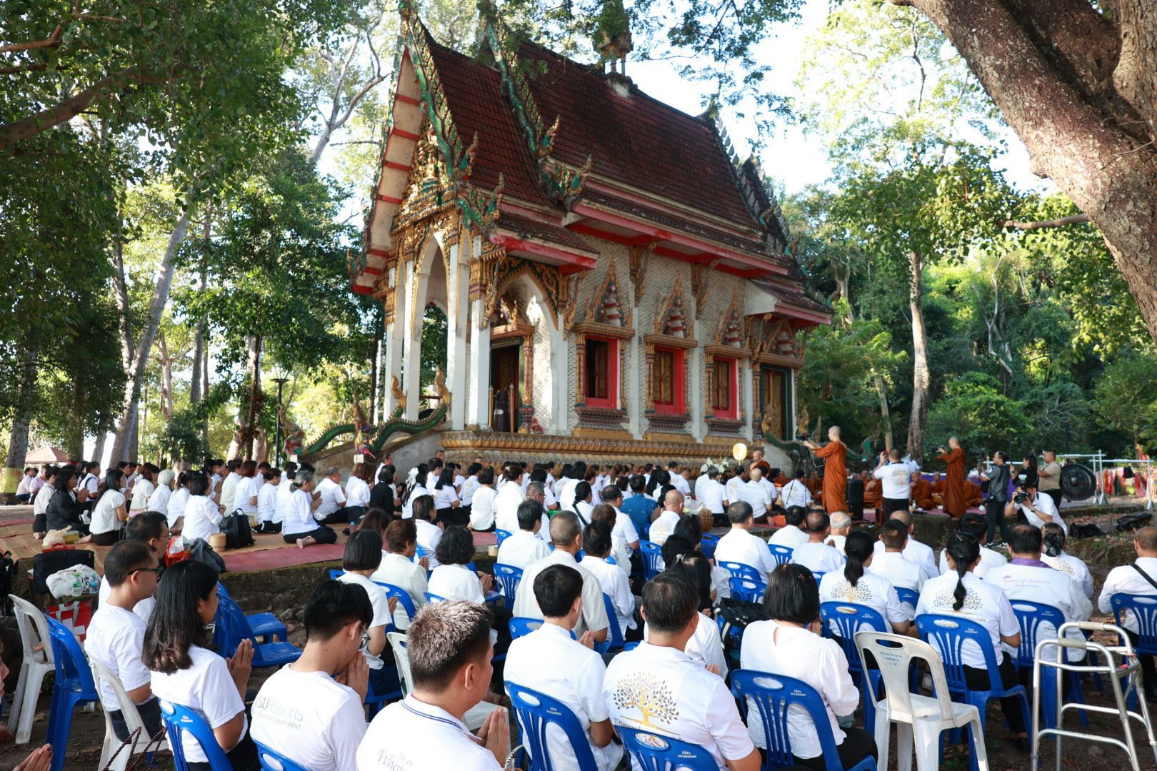 ผู้ว่าฯ สกลนคร นำพุทธศาสนิกชนร่วมตักบาตรเทโวและฟังธรรม ณ เกาะดอนสวรรค์ เสริมสิริมงคลหลังออกพรรษา